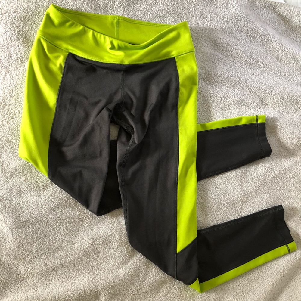 Under Armour leggings (YOUTH MEDIUM)
